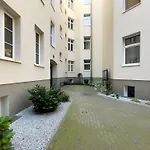 Underground Level Studio Close To The Market Square In Poznan By Noclegi Renters