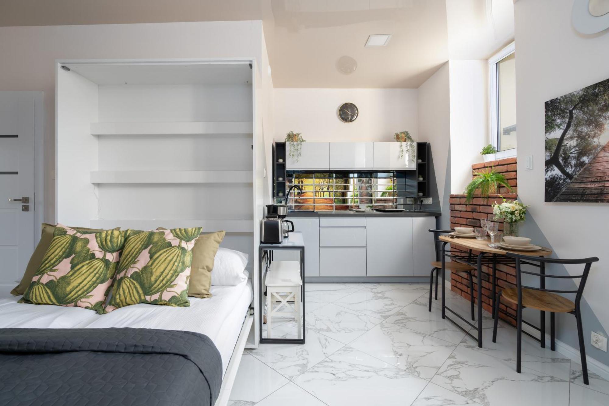 Underground Level Close To The Market Square In By Renters Apartment Poznan