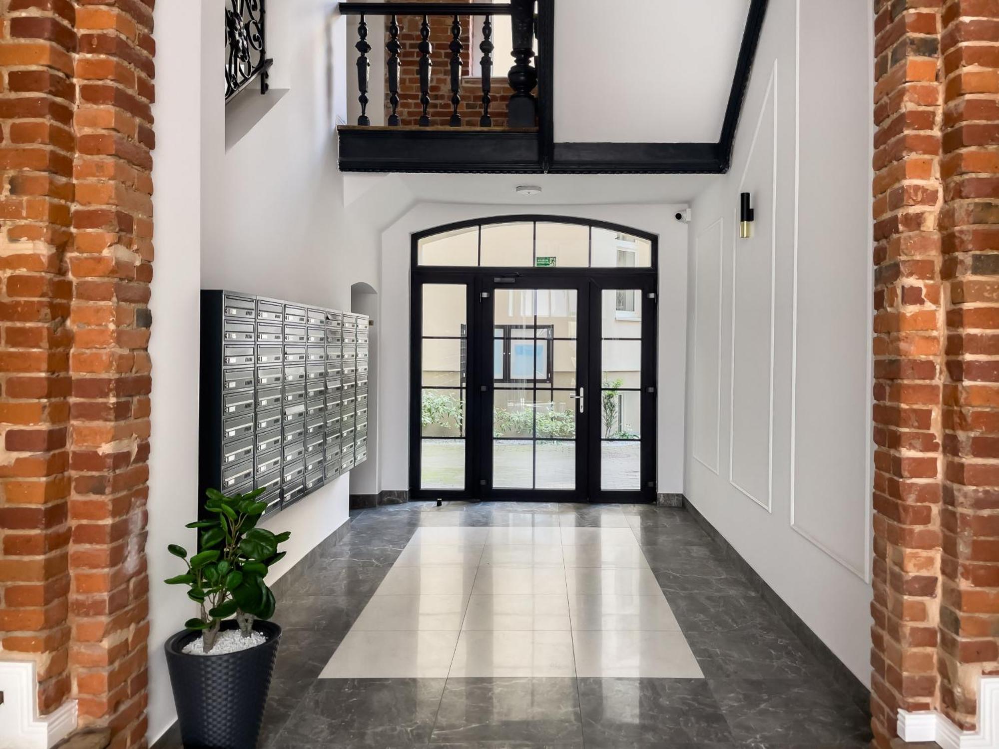Underground Level Close To The Market Square In By Renters Apartment *